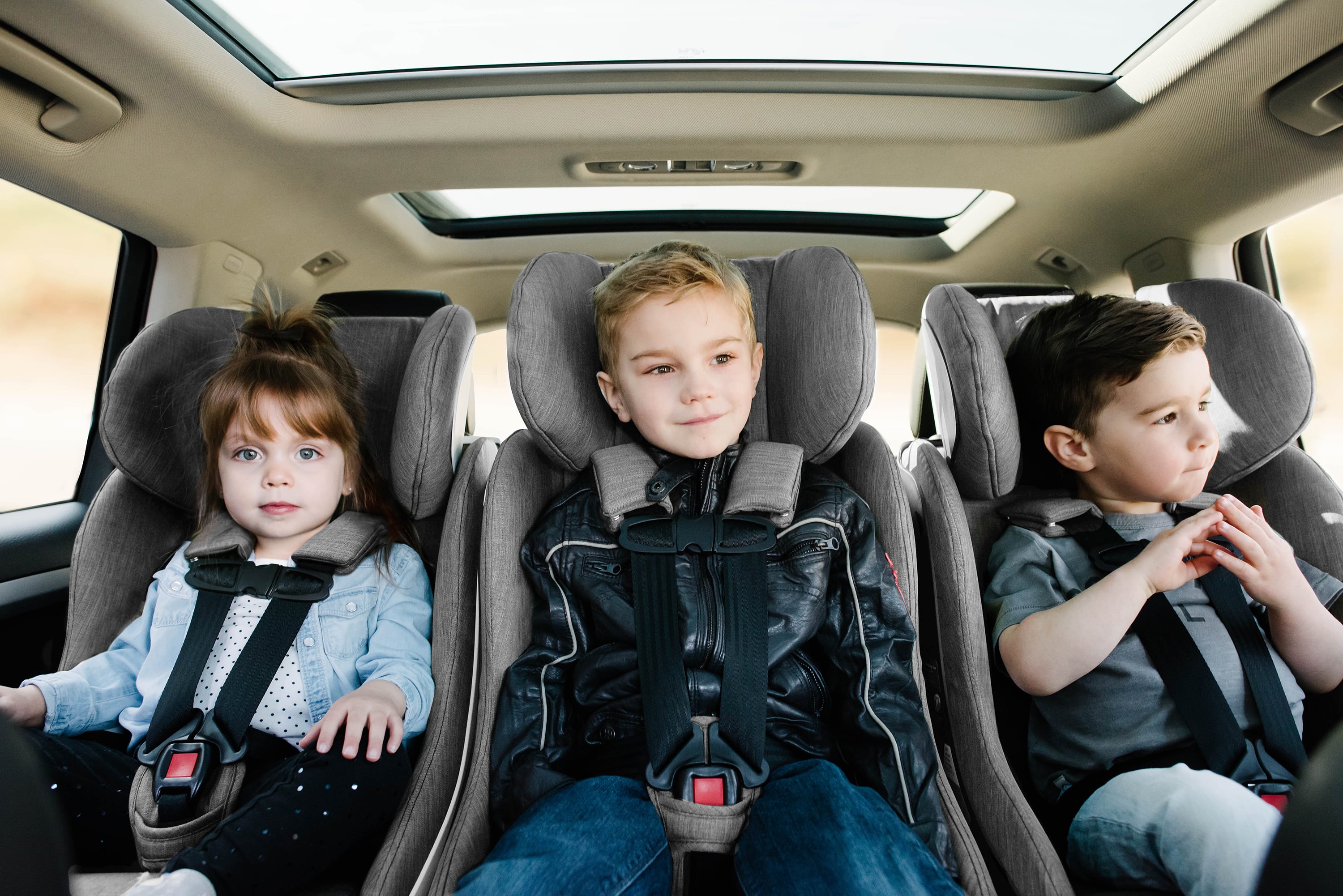 Скольки лет можно садиться на переднее сиденье. Машина для детей. Детское кресло в машину. Перевозка детей в машине. Ребенок в автокресле.